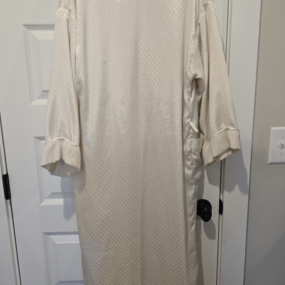 Victoria's Secret Cream Patterned Robe - Picture 7 of 7